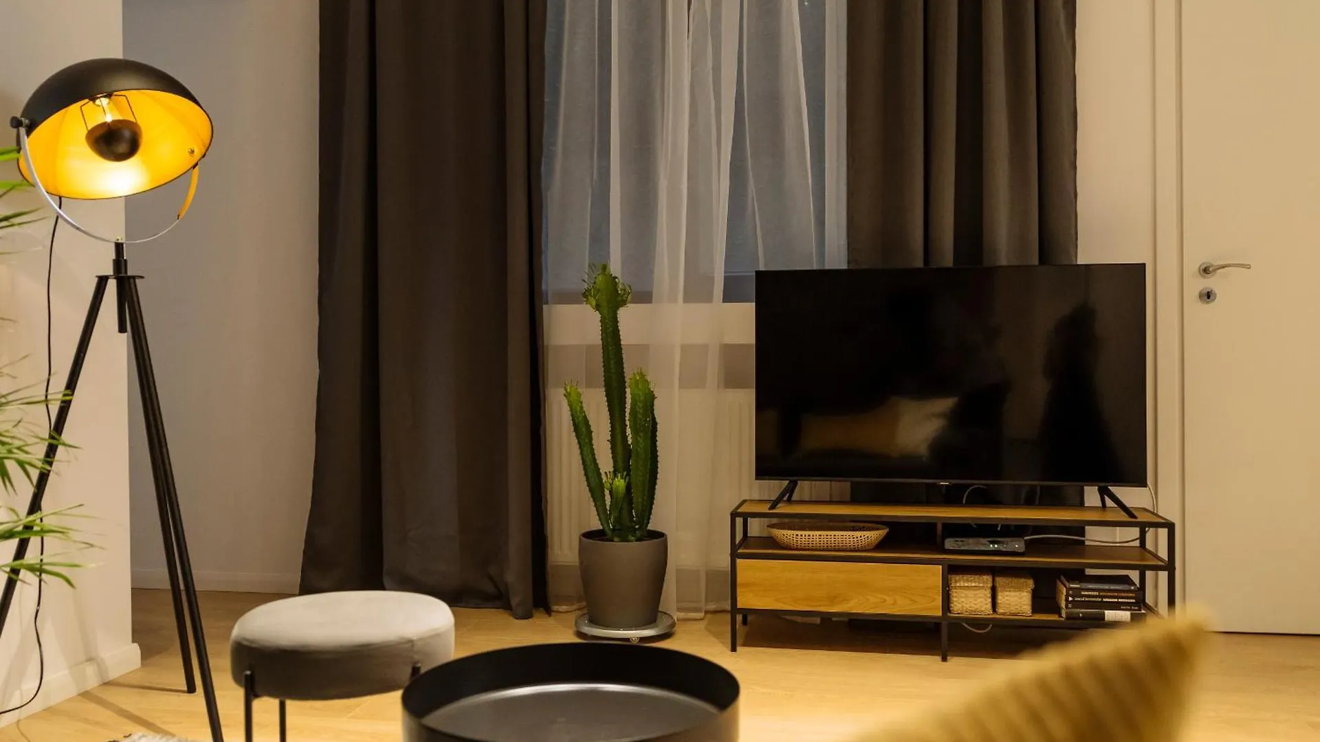 Apartment Bright 3Br Flat - Top Location - Green View Balcony Bucharest